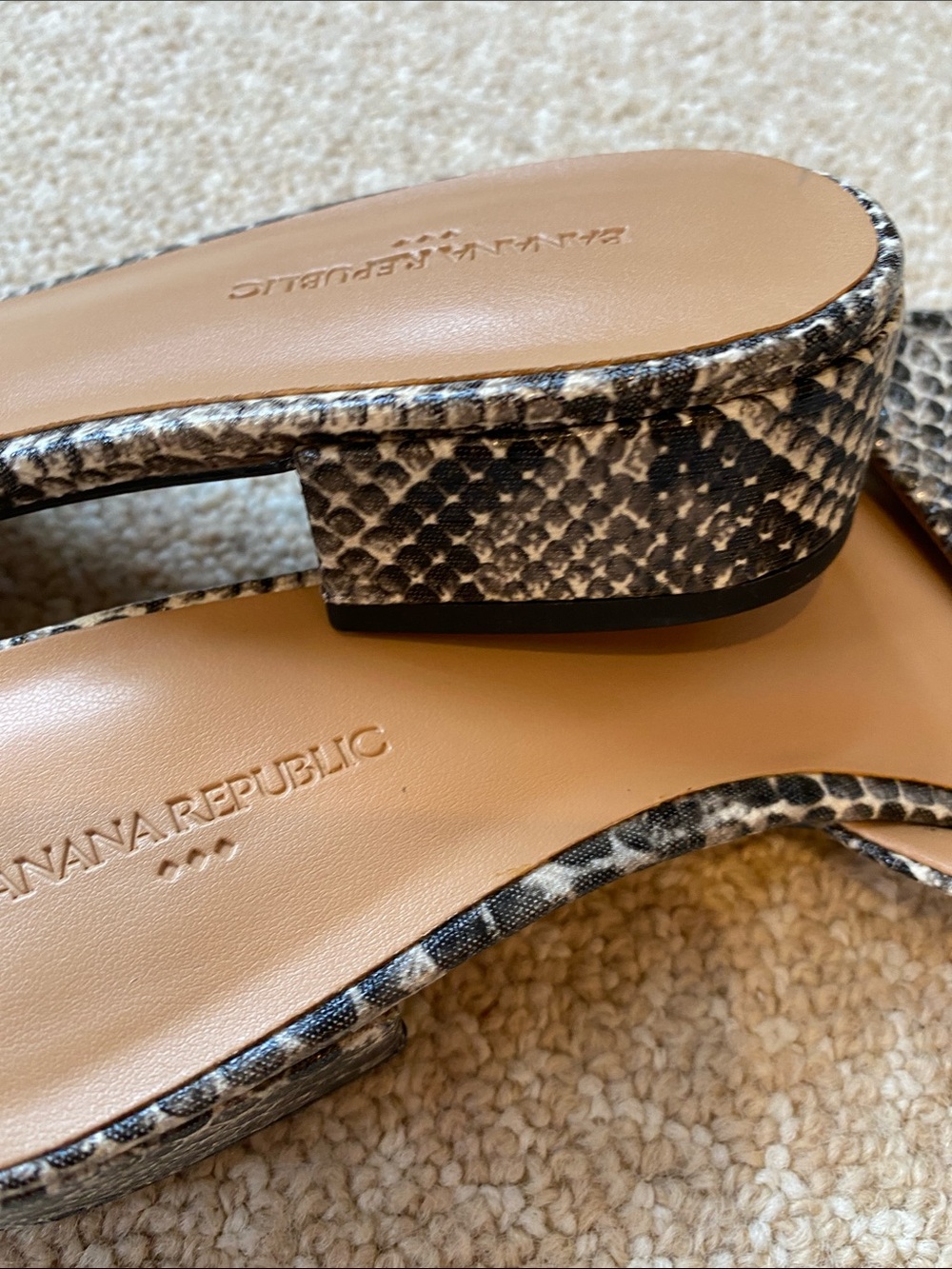 Banana Republic slides - Picture 3 of 6